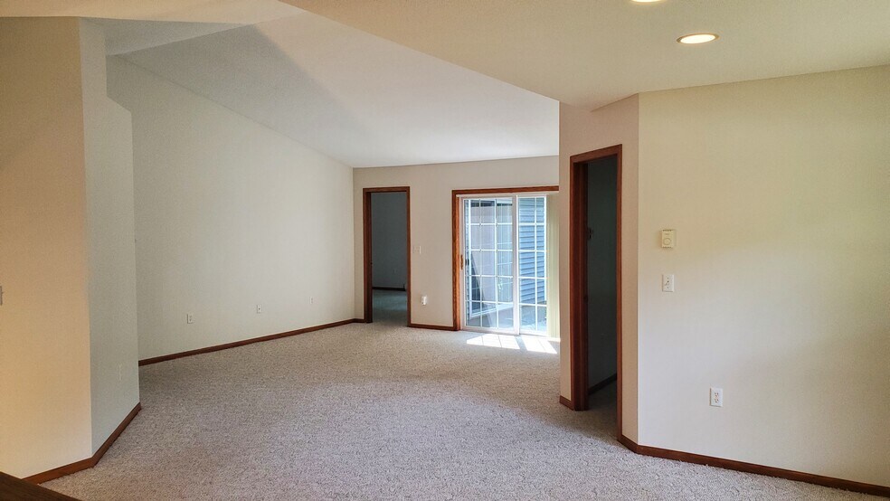 Building Photo - 335 Maple Ridge Ct
