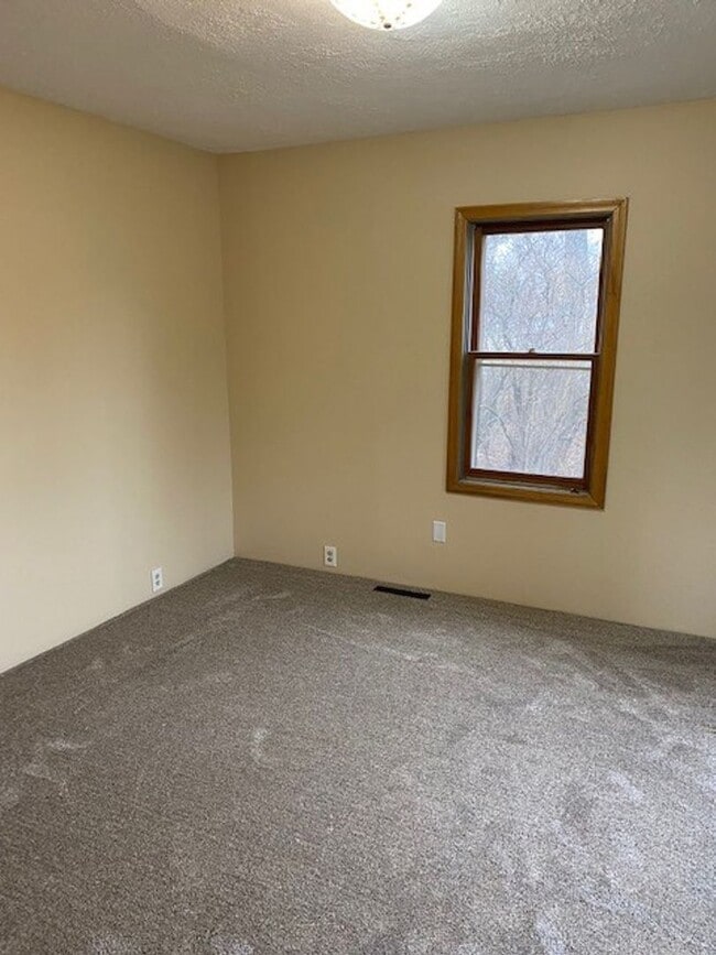Building Photo - 3 Bedrooms, 1 Bathrooms Single Family Home in Staples, MN w/2+ car garage