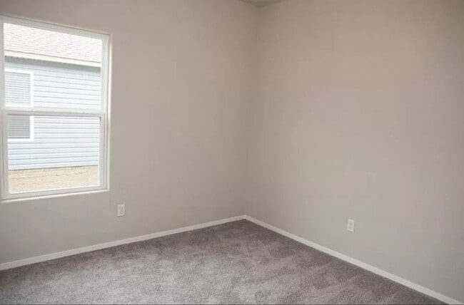 Building Photo - 4-Bedroom, 2-Bathroom West Fayetteville Ho...