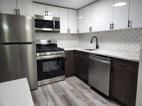 Building Photo - Discover an enticing retreat in the heart of Bayonne, NJ.