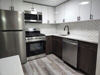 Building Photo - Discover an enticing retreat in the heart of Bayonne, NJ.