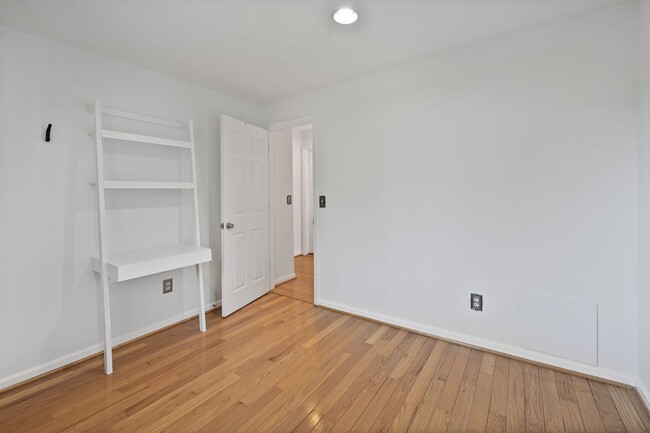 Building Photo - Available Now! 2 Bed 1.5 Bath Between Navy...