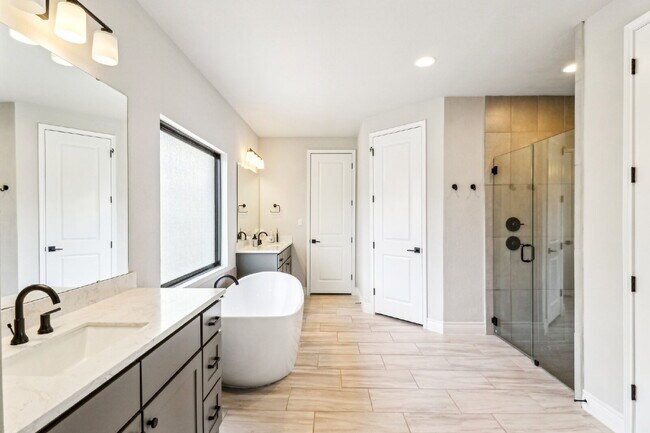 Building Photo - "Spacious 5-Bed Oasis with 4.5 Baths – You...