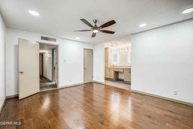 Building Photo - 4945 Vista Grande Cir