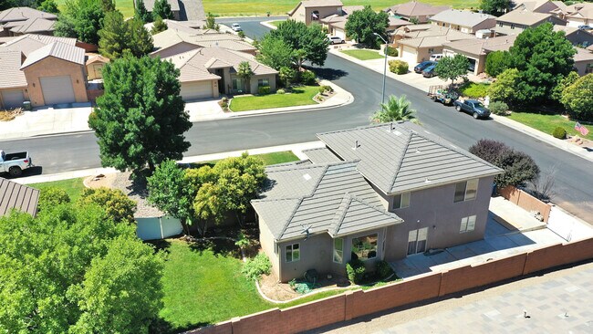 Building Photo - 693 E Castle Stone Dr