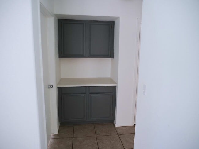 Building Photo - 3041 E Wahalla Ln