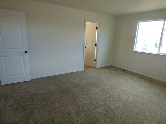 Building Photo - Spacious 3 Bedroom, 2.5 Bathroom Home in Berthoud- Easy Commuting!