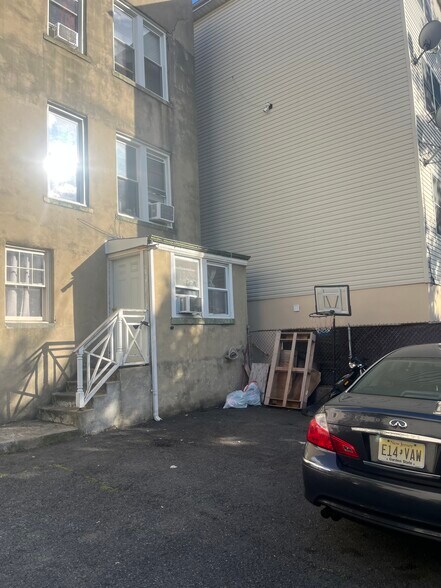 Building Photo - 579 Liberty Ave