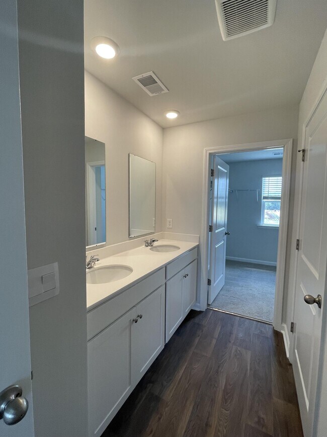 Building Photo - 240 Blue Haw Dr