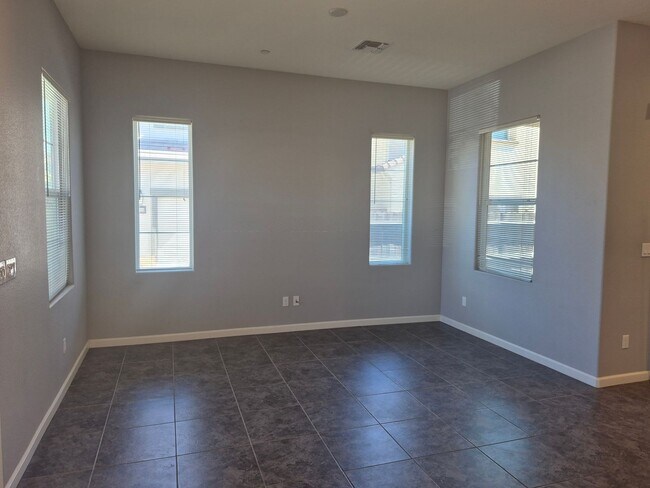 Building Photo - 4 Bedroom 2.5 bath Available now