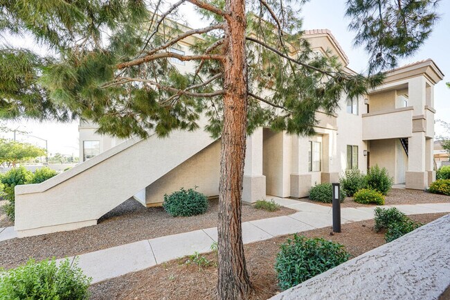 Building Photo - 1941 Pierpont Dr