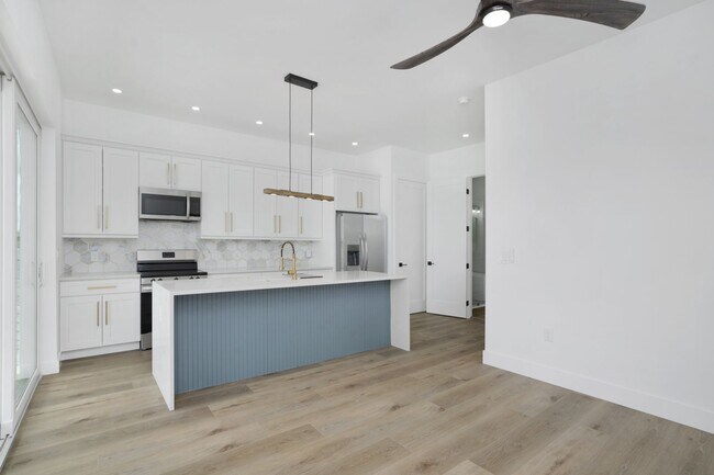 Building Photo - 5/3 Luxury Custom Home plus Boat dock, Pool and Stunning Views!!