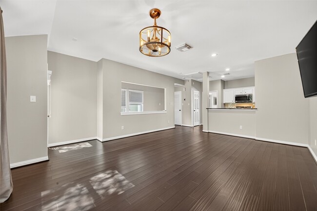 Building Photo - 1127 W 24th St