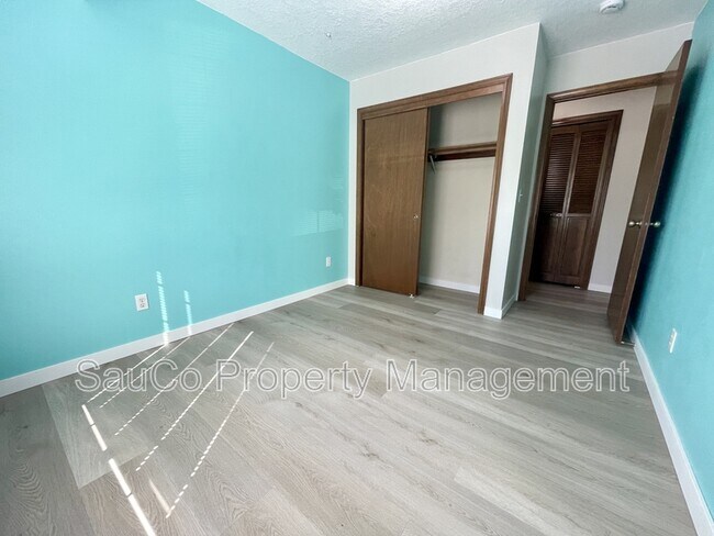 Building Photo - 324 SE 30th Ave