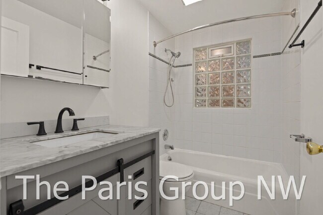 Building Photo - Delightful Magnolia 4br Remodel * Walkable Salmon Bay Location, Central Yet Quiet