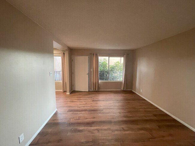 Building Photo - 4075 Oakwood Ave