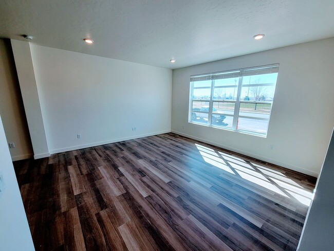 Building Photo - GET $500 OFF THE FIRST MONTHS RENT!!!