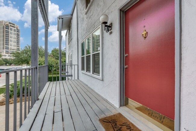Building Photo - Modern One Bedroom Apartment in North Oak Lawn!
