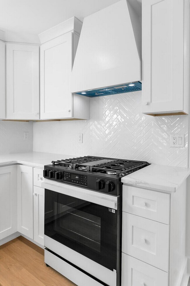 Building Photo - 516 River Rd