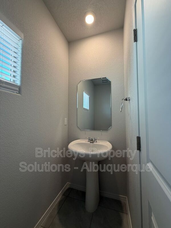 Building Photo - 6118 Chicago Dr SE