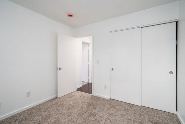 Building Photo - 2 bedroom in Roseway!! Pets OK!
