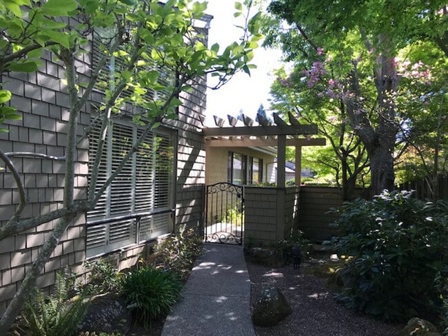 Building Photo - Wonderful 3 bedroom, 2 bath single level home in desirable Orinda Woods community-now available f...