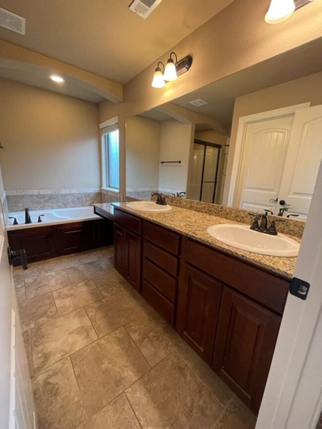 Building Photo - Stunning 3-Bedroom, 2-Bathroom Single Fami...