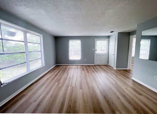 Building Photo - Pet Friendly 3BR/2BA Bungalow located in Gainesville Heights Available Mid-August!