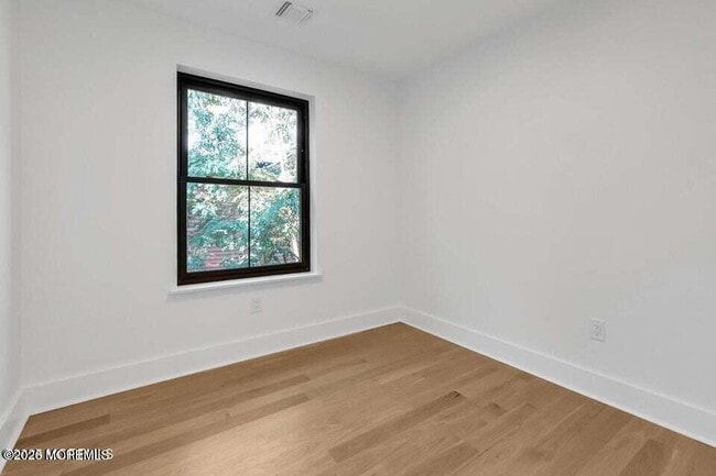 Building Photo - 514 River Rd