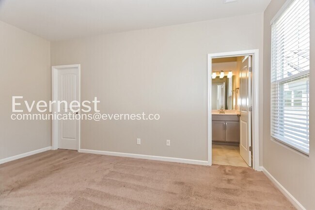 Building Photo - Limited Time Special Offer / 3 Bed/3 Bath Town Home with Garage / Pet-Friendly / Vouchers Accepte...