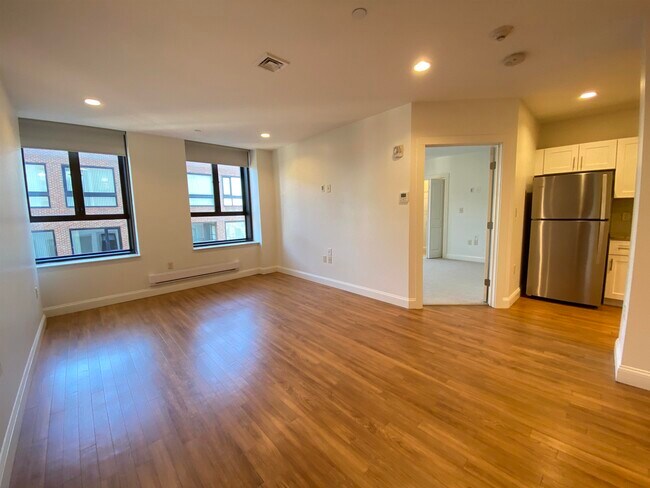 Building Photo - 875 Elm St