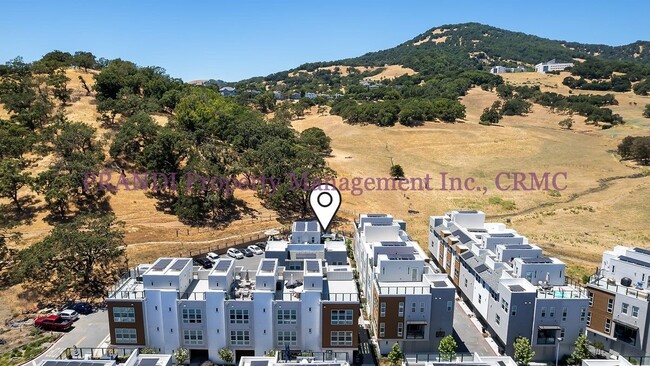 Building Photo - Incredible Townhome Built in 2021 with Views!