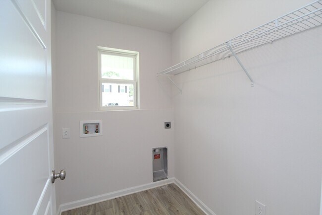 Building Photo - Modern 3BD/2BA in Ashland Manor – Open Lay...