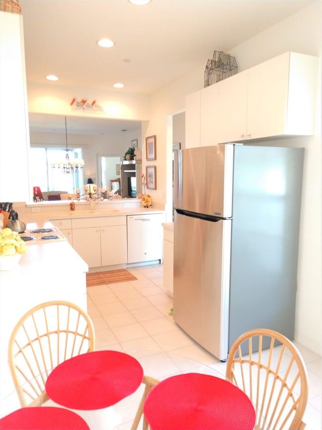 Building Photo - Seasonal Short-Term Villa located in Pelican Pointe Golf & Country Club!