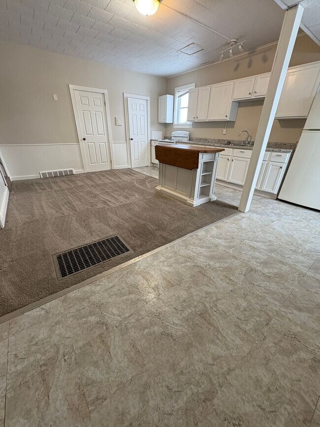 Building Photo - 2809 South Ave