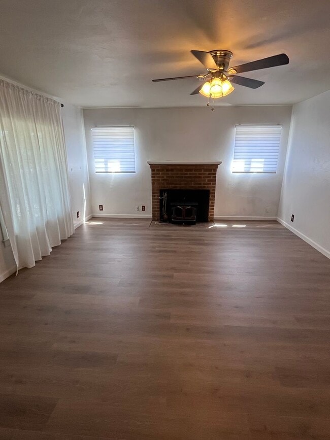 Building Photo - CUTE 2 BEDROOM HOME IN EAST SAC!!