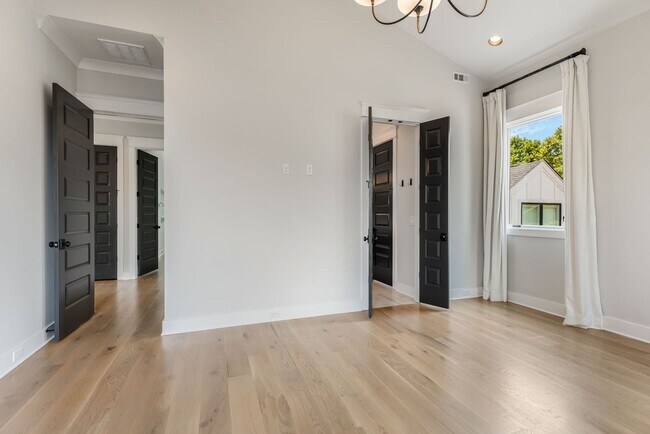 Building Photo - BEAUTIFUL CUSTOM BUILT HOME. 12 SOUTH ACRO...