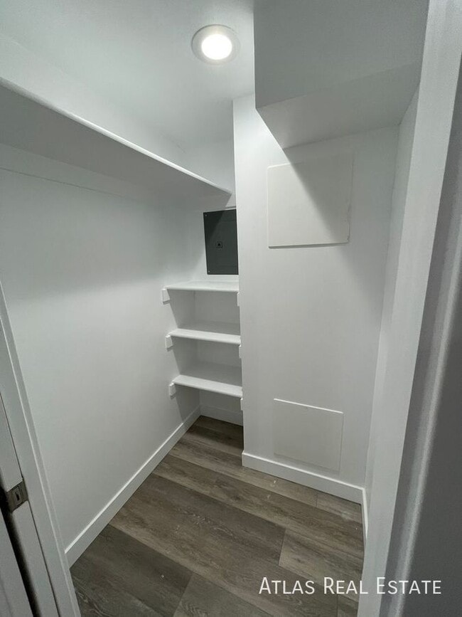 Building Photo - 6915 Brookhill Dr E