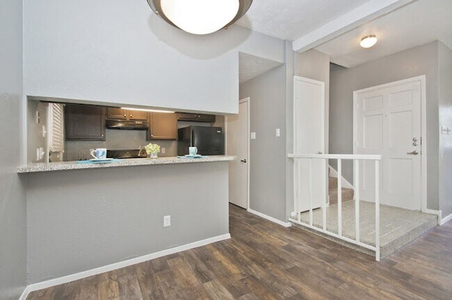 Building Photo - Beautiful 1 Bedroom Townhome in Arlington!