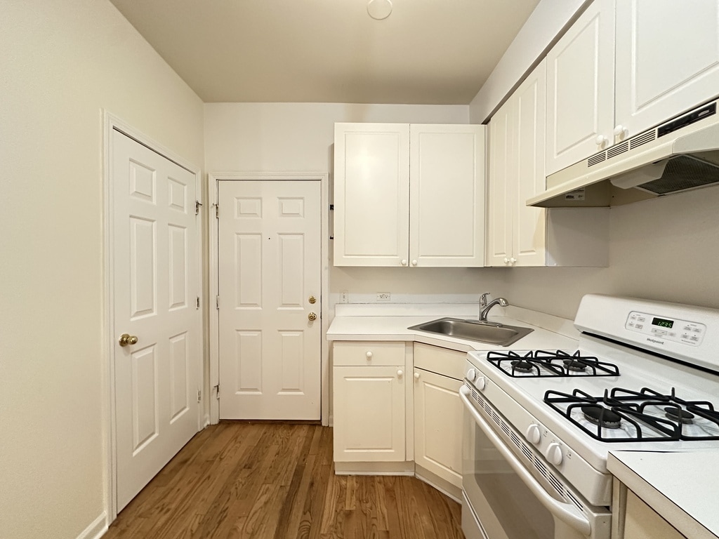 Building Photo - 922 W Dakin St