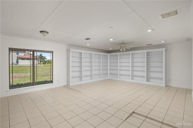 Building Photo - 2805 Lake Shore Dr