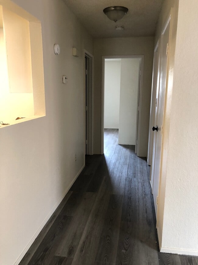 Building Photo - 2 WEEKS FREE RENT - Spacious duplex