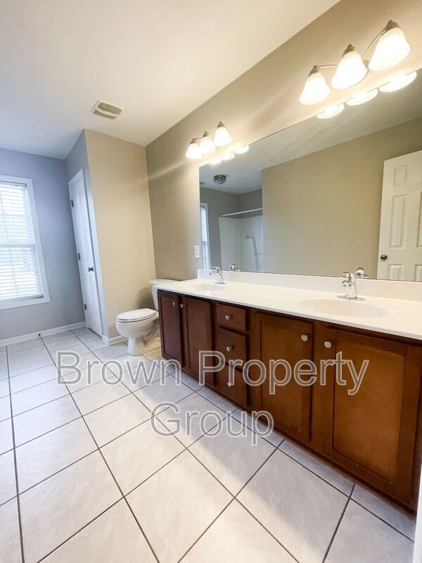 Building Photo - 370 Fairfield Cir