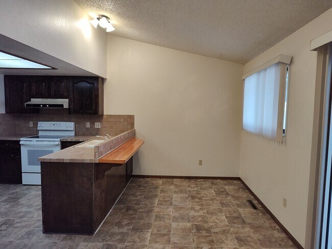 Building Photo - ALL PROSPECTIVE TENANTS MUST SUBMIT A ON L...