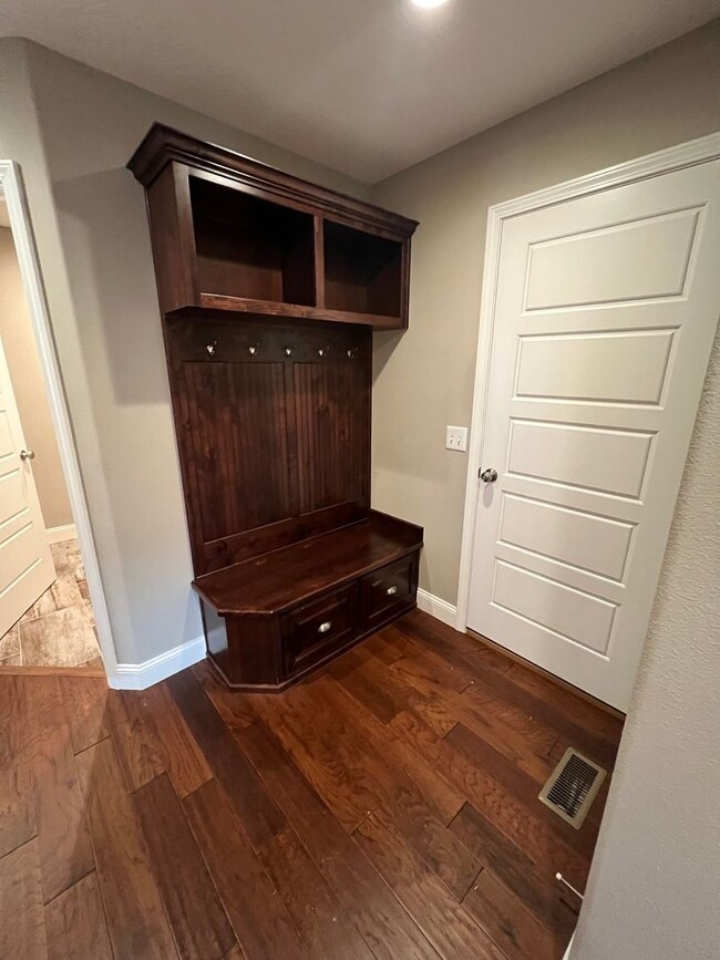 Building Photo - 4 Bedroom | 2 Bathroom | 3 Car Garage| Springfield MO | Fire Place | Covered patio!