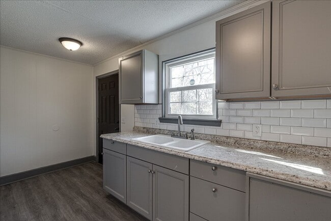 Building Photo - 2004 Wilson St