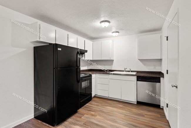 Building Photo - 3 Bedroom Home with New LVP, Fenced Yard & Attached Garage located on Cul-De-Sac!