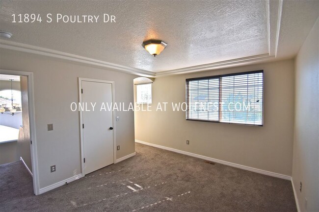 Building Photo - Beautiful 3 Bed Draper Top Floor Unit! No ...