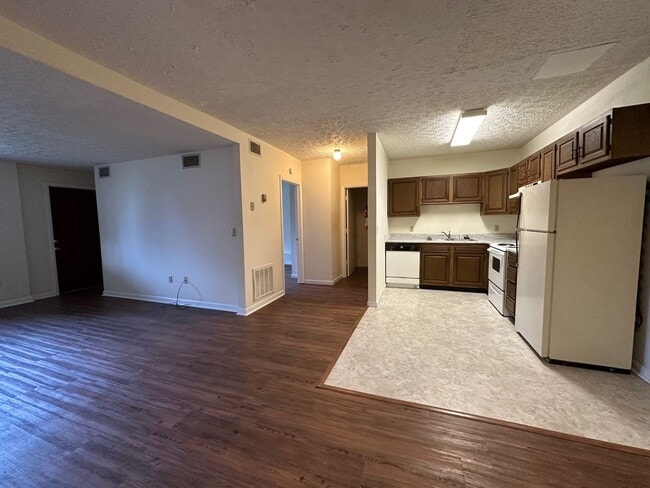 Building Photo - 1 Bedroom,1 Bath Apartment Colonial Height...