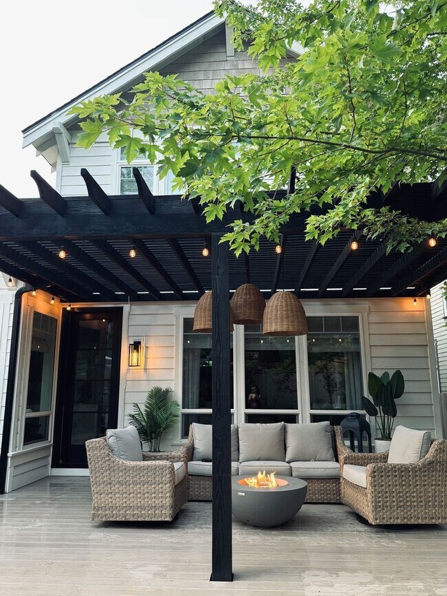 Building Photo - Newly Professionally Designed Home Westsid...